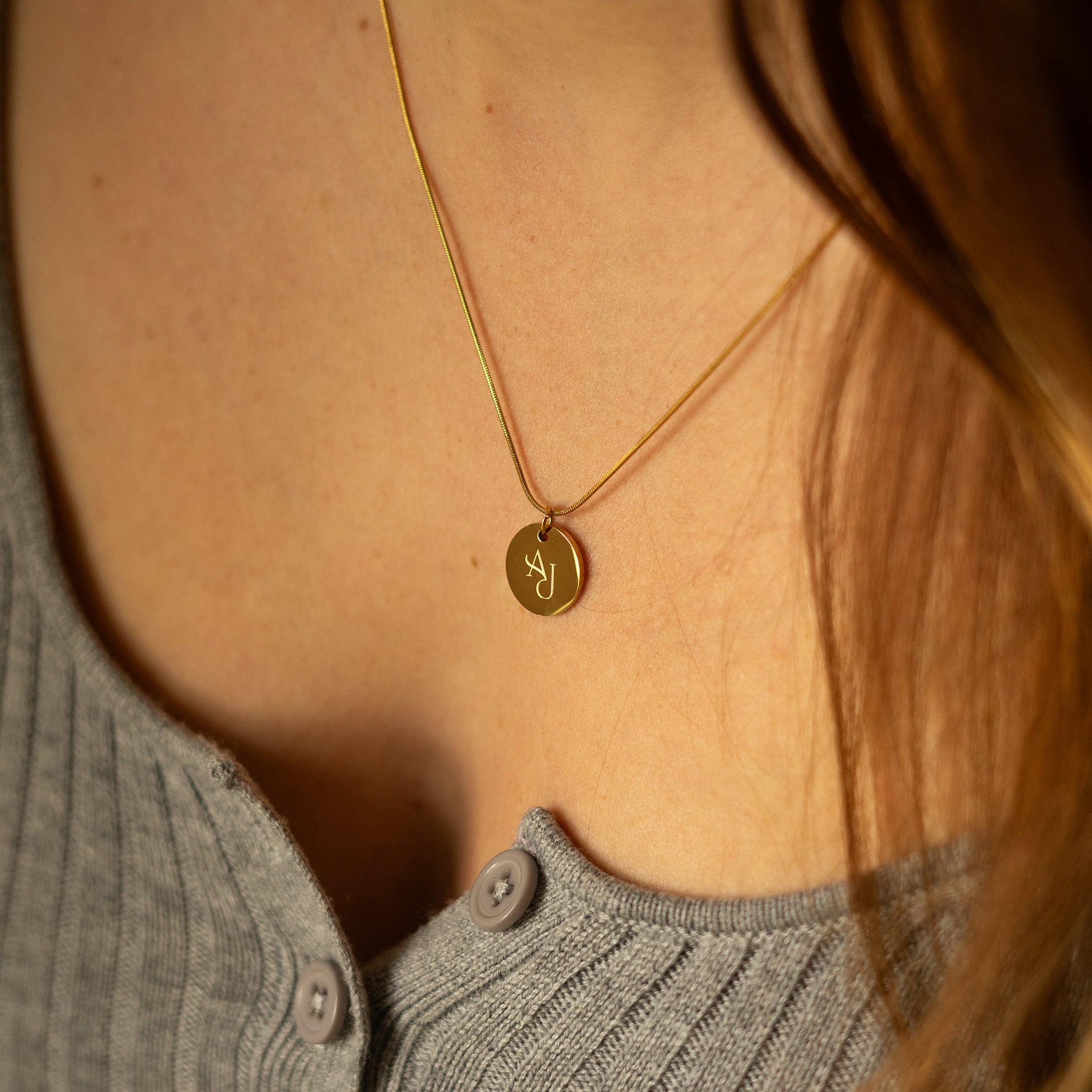 OPHELIA – Initialenkette mit rundem Anhänger