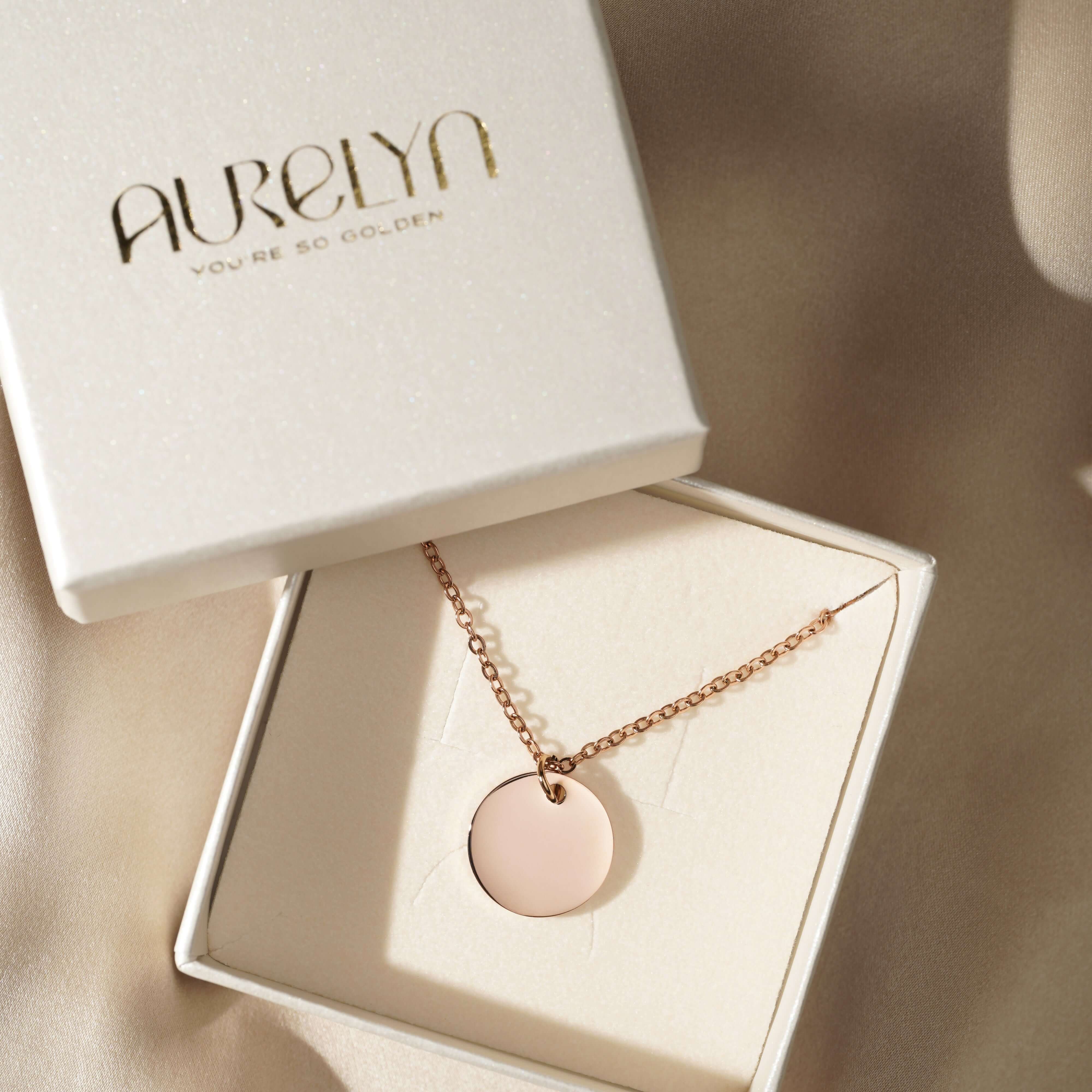 BRIANNA – Monogramm Halskette mit rundem Anhänger