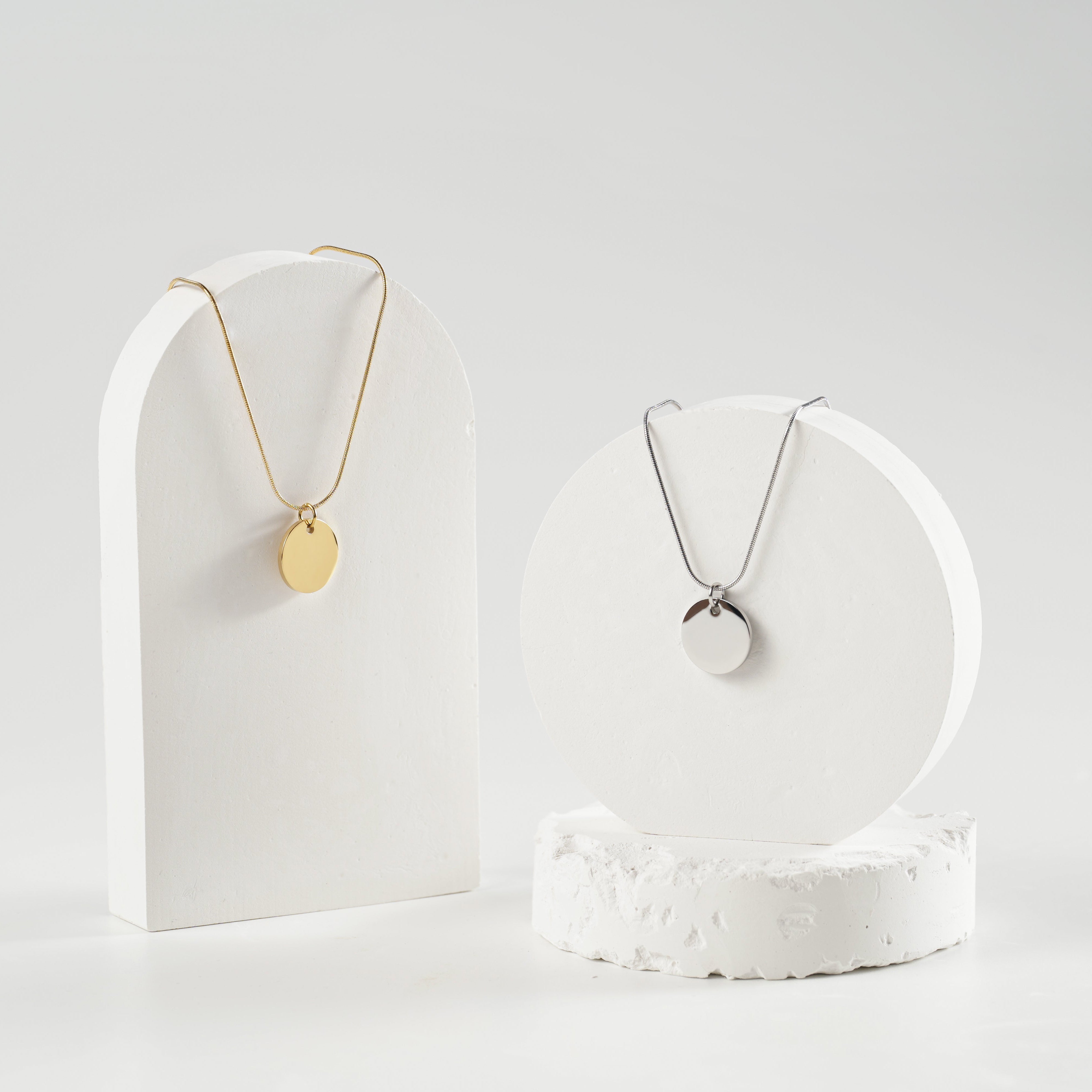 NESTA – Initialenkette mit rundem Anhänger