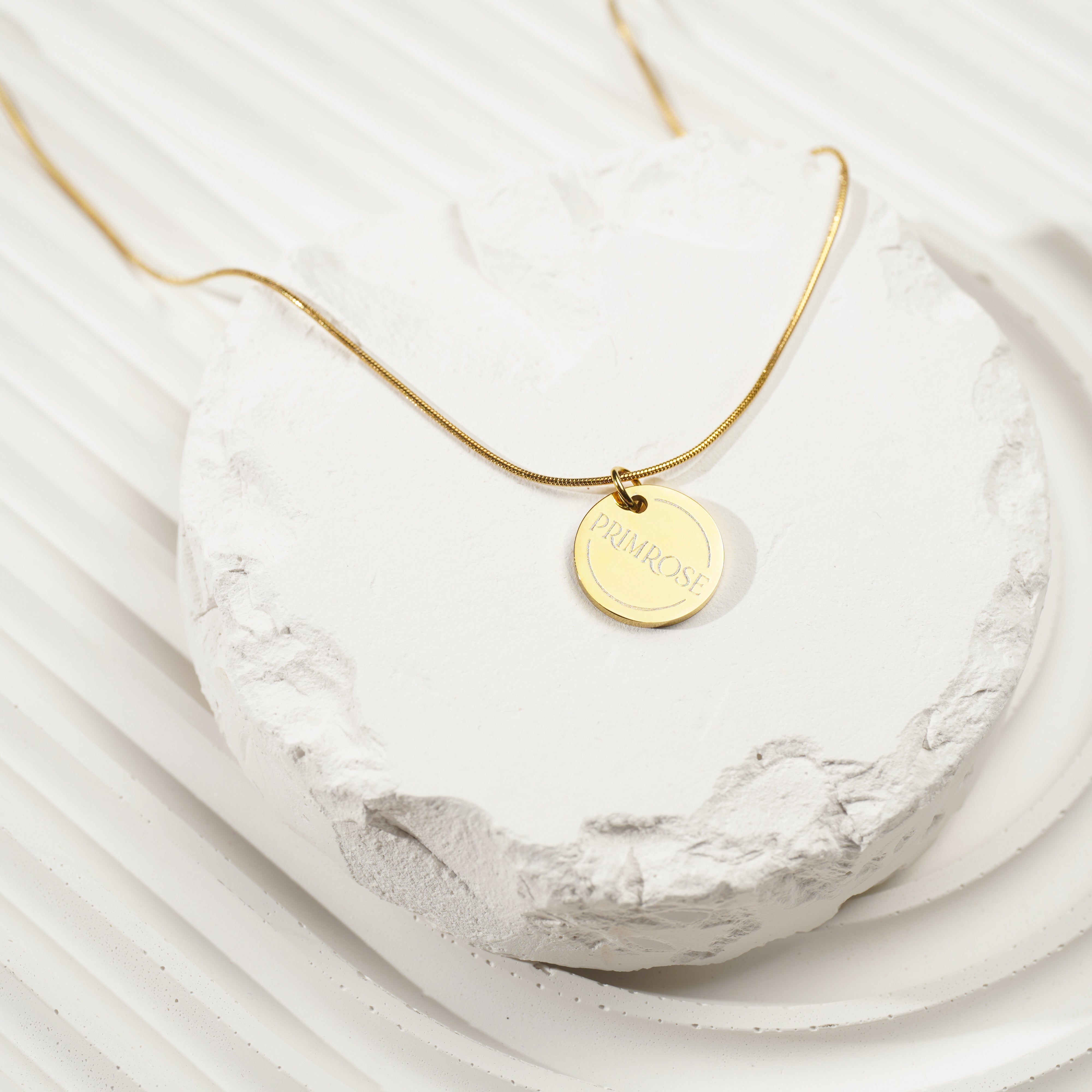 PRIMROSE – Namens-Halskette mit rundem Anhänger