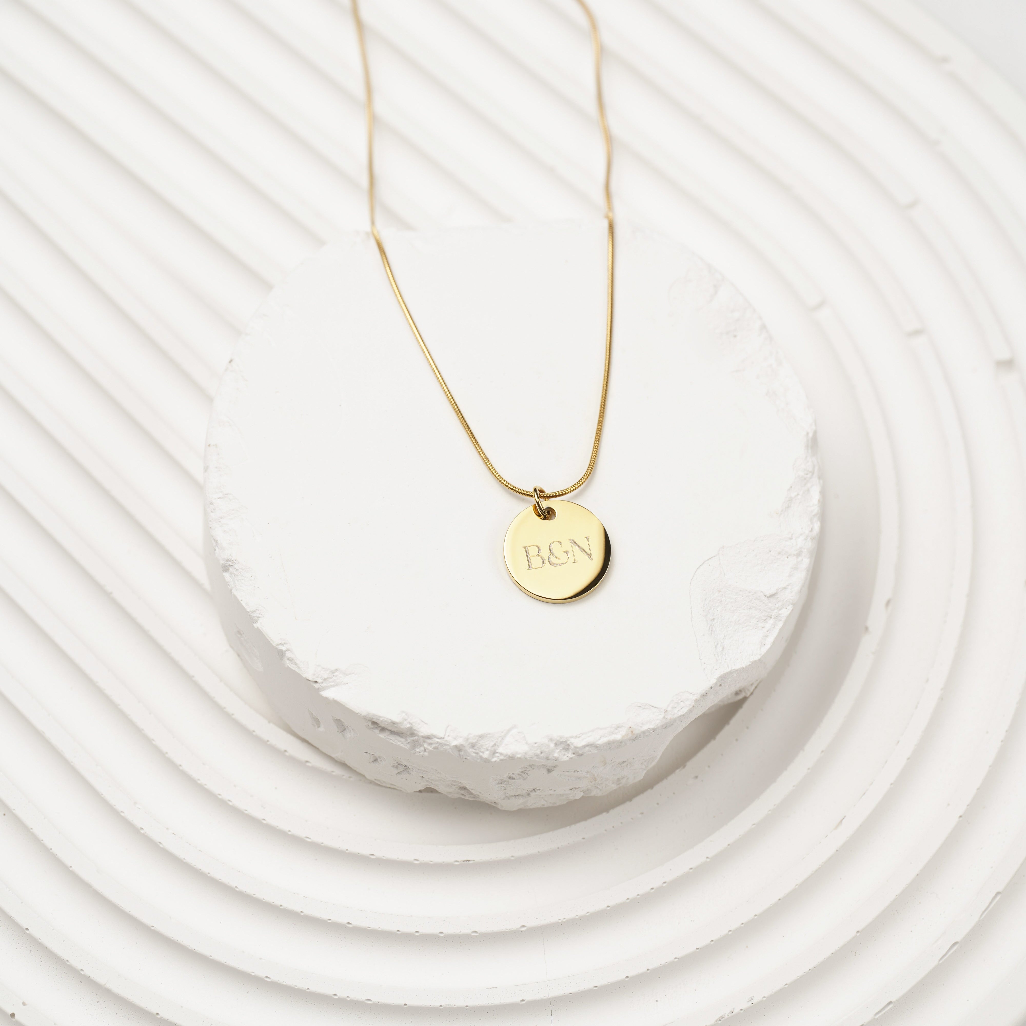 NESTA – Initialenkette mit rundem Anhänger