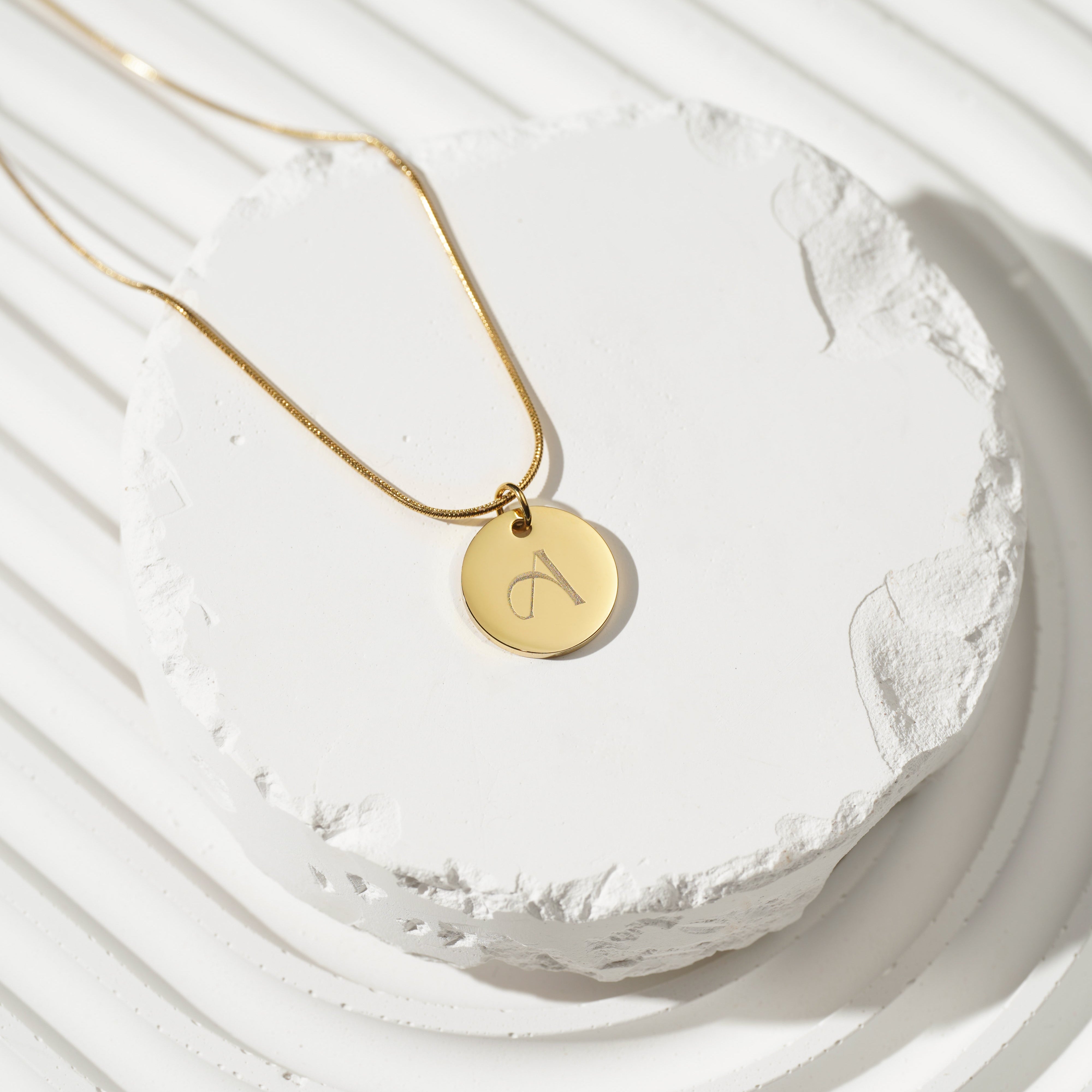 OPHELIA – Initialenkette mit rundem Anhänger
