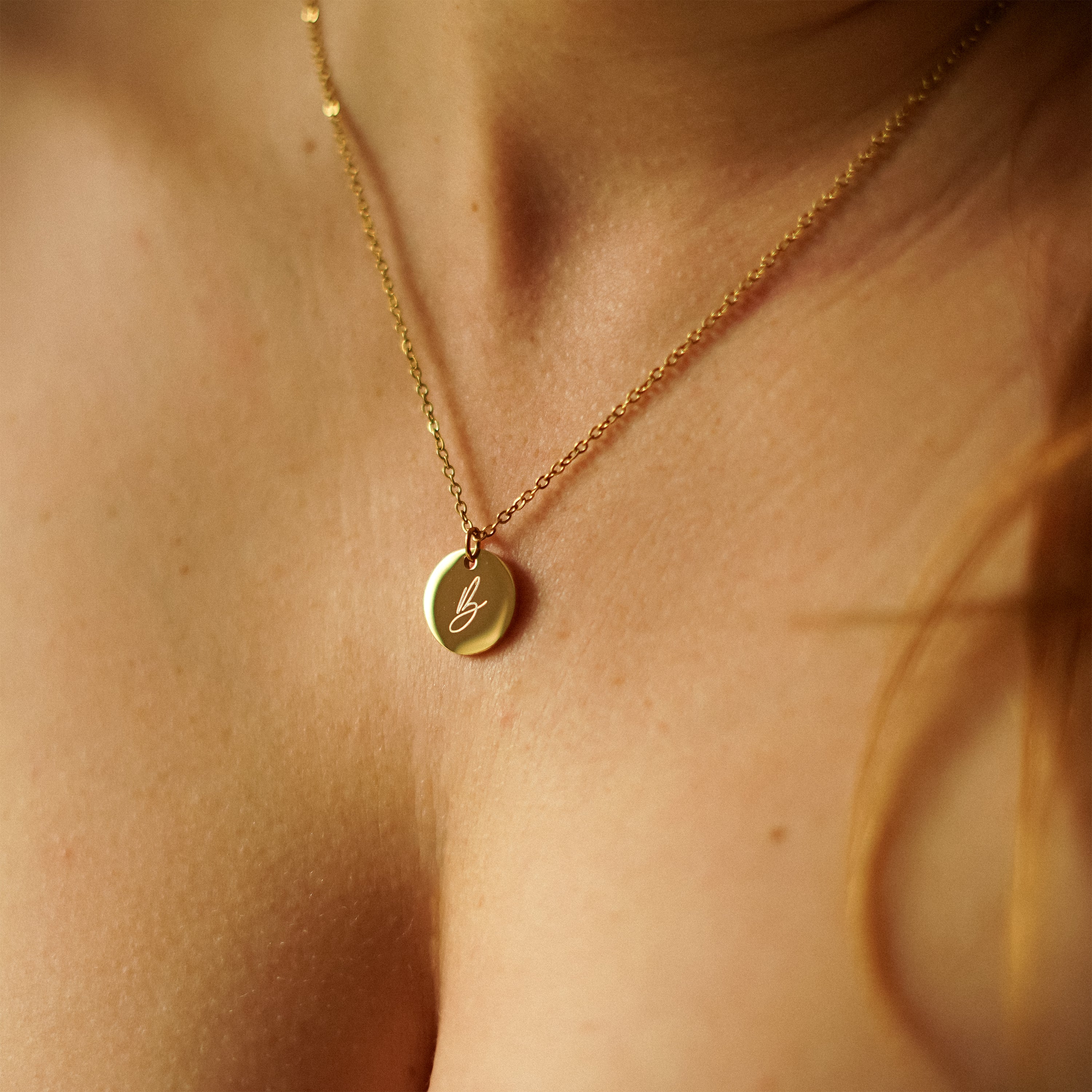 BRIANNA – Monogramm Halskette mit rundem Anhänger