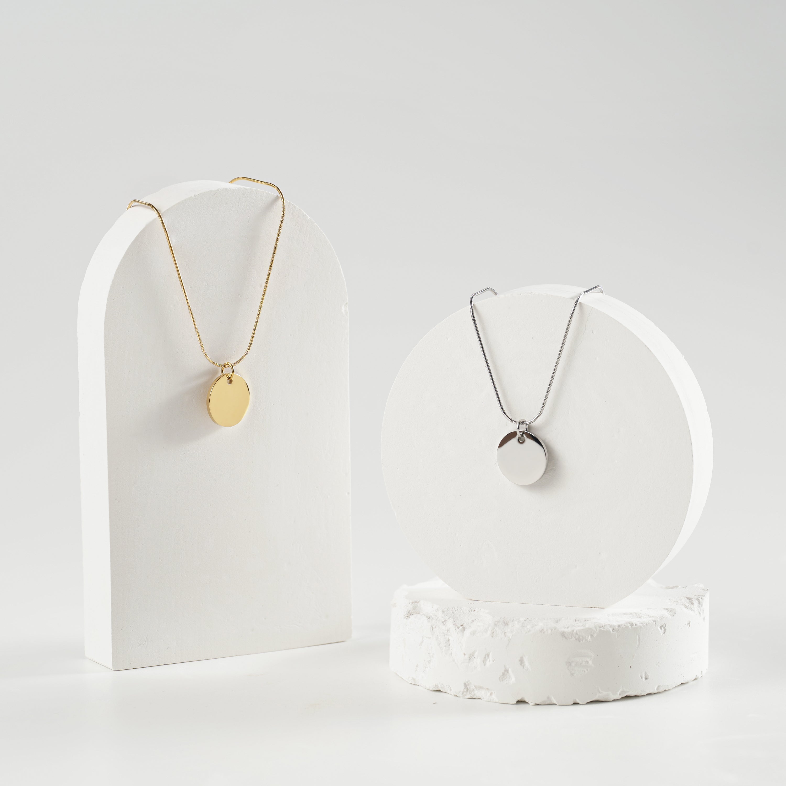 SLOANE – Monogrammkette mit rundem Anhänger