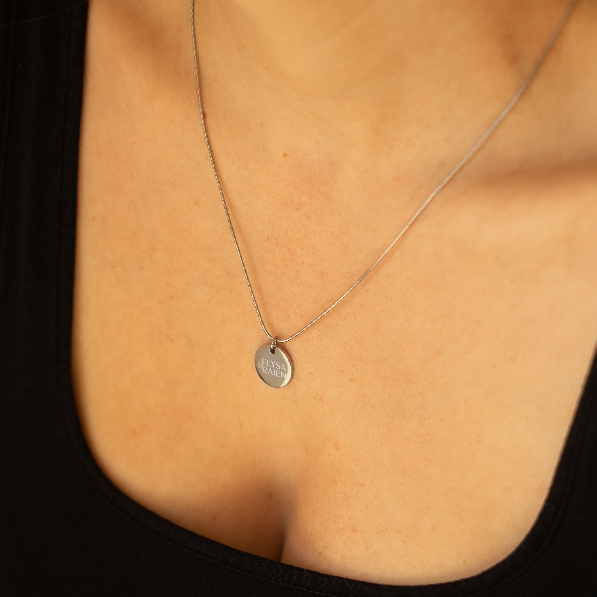 Silberne Halskette mit Anhänger getragen von Model