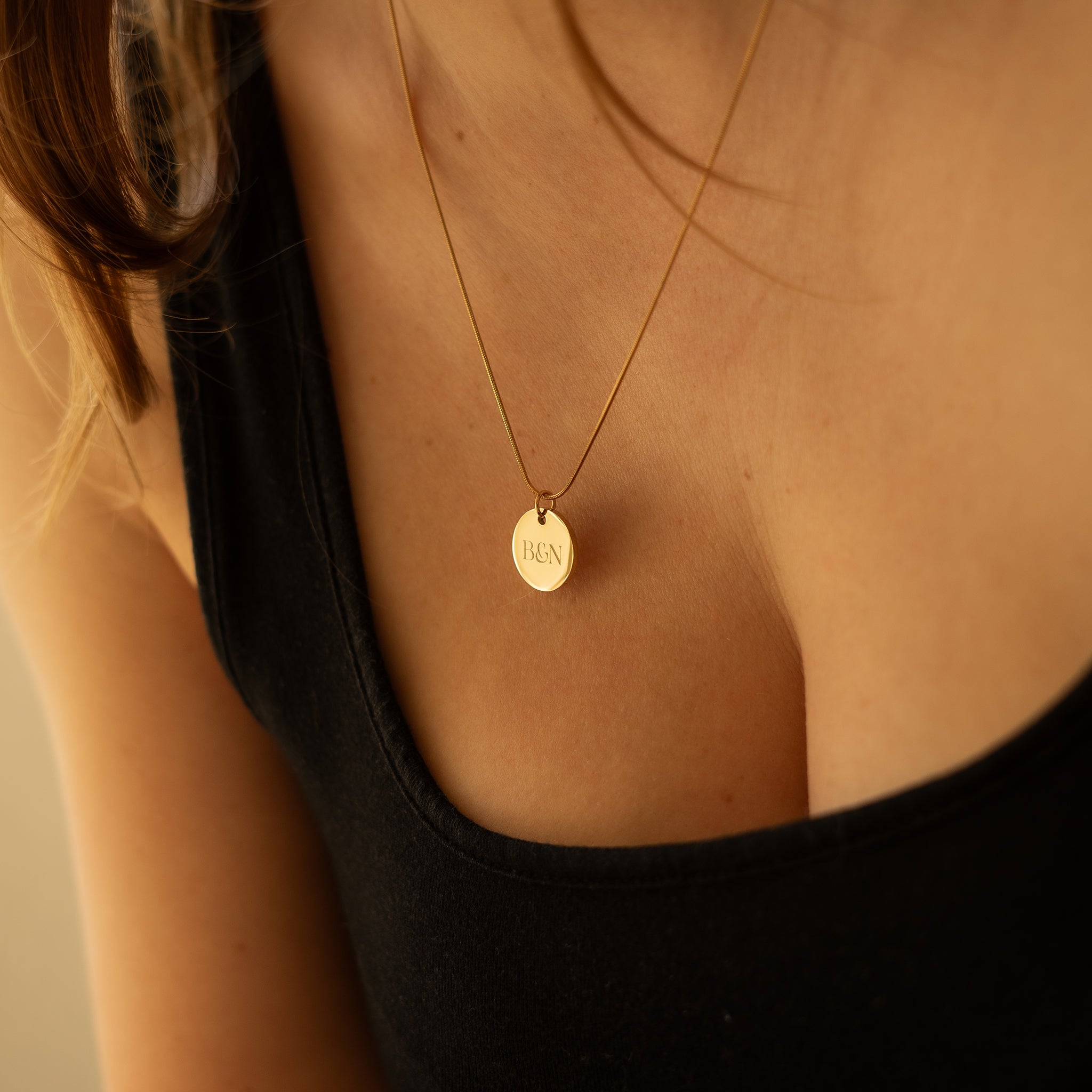 NESTA – Initialenkette mit rundem Anhänger