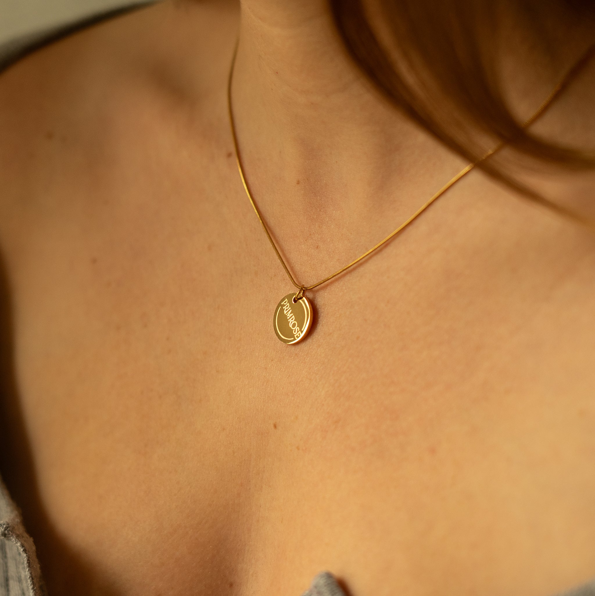PRIMROSE – Namens-Halskette mit rundem Anhänger