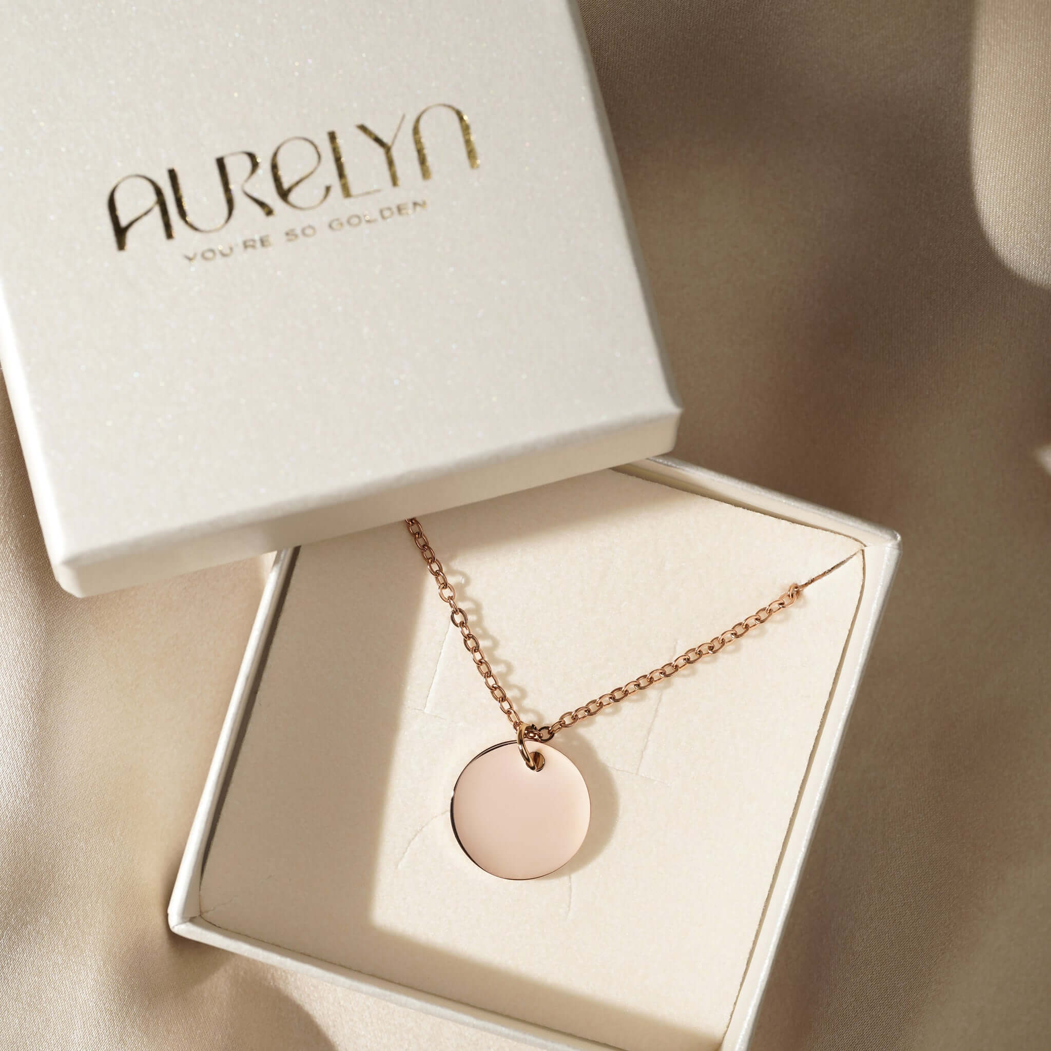 Runde Namens-Halskette Verity in Geschenkbox mit goldenem Schriftzug.