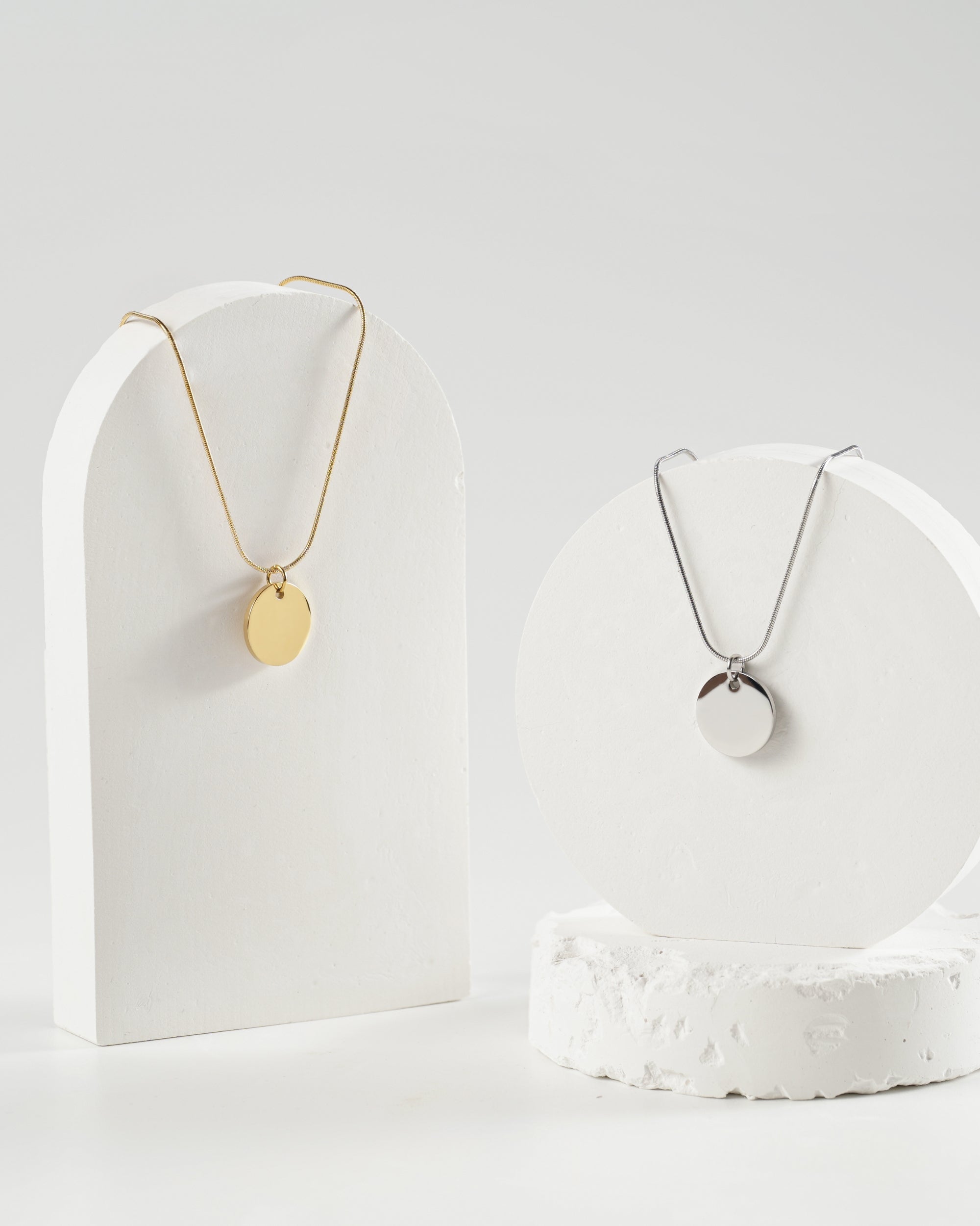 Halskette Lifestylefoto in silber und gold