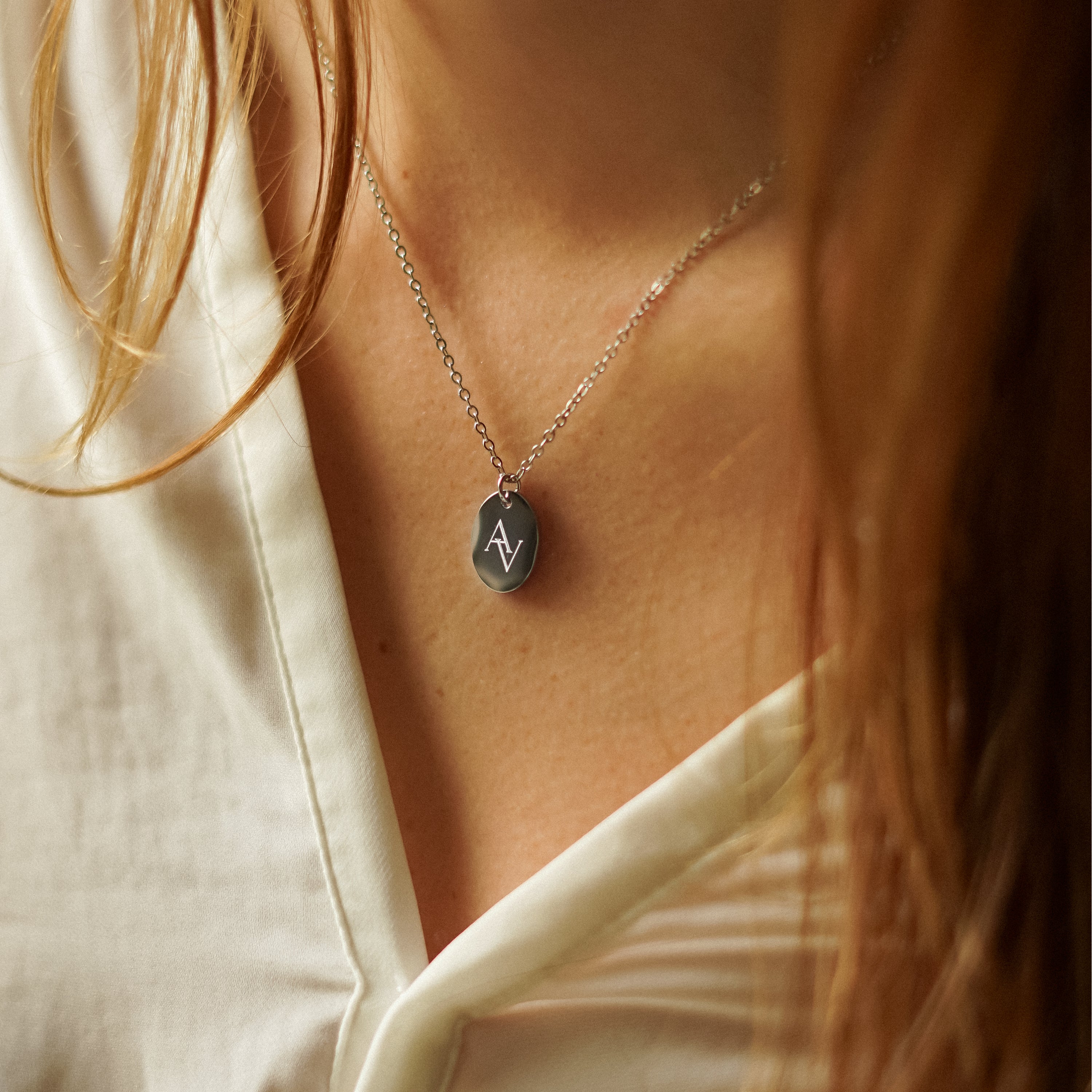 AMBERLYN – Initialenkette mit ovalem Anhänger