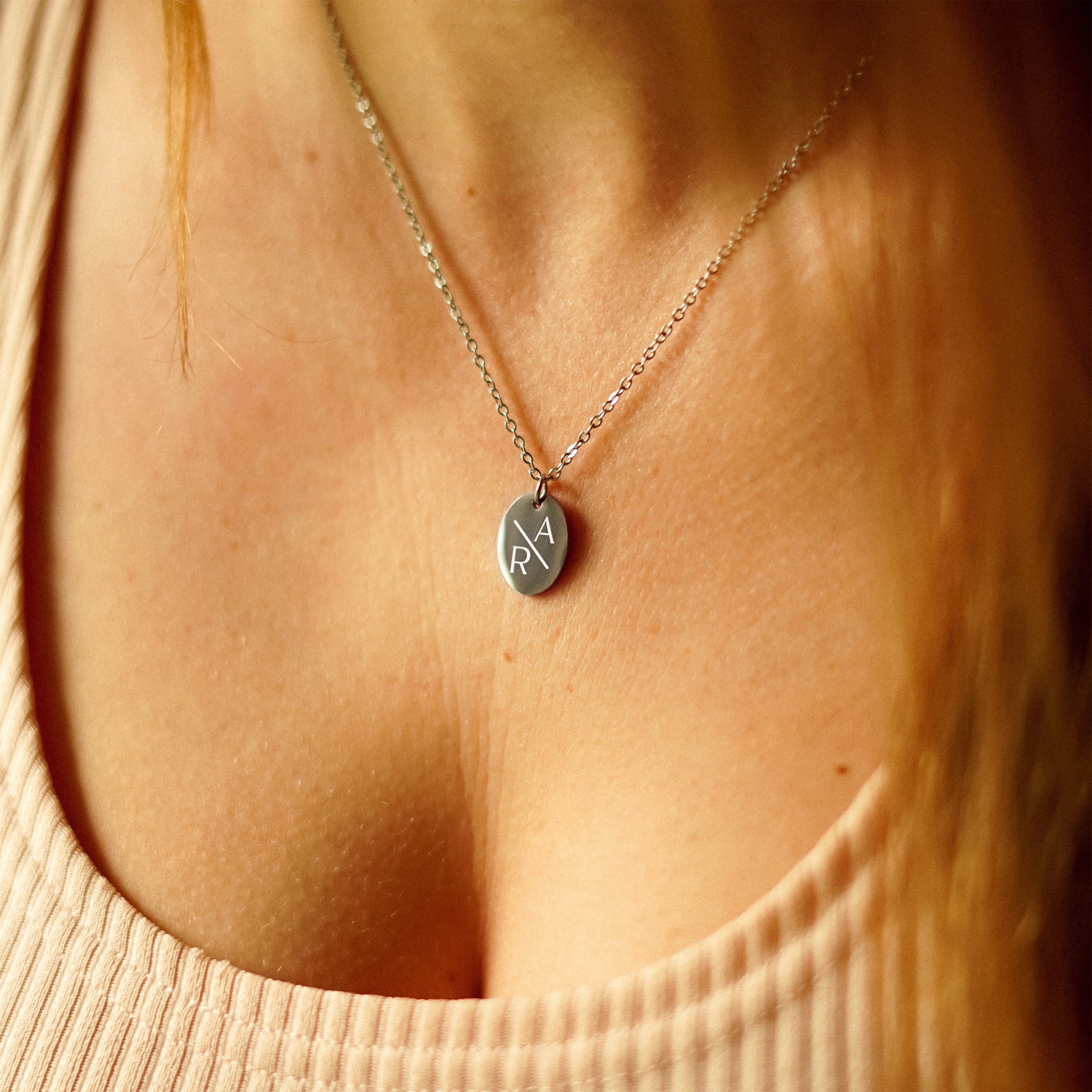 ELOWEN – Initialenkette mit ovalem Anhänger